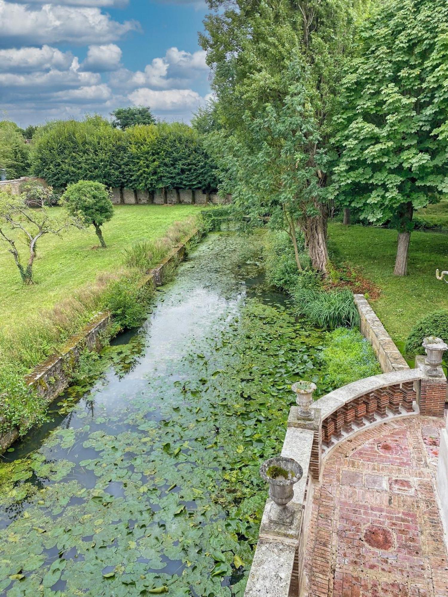 Le Chateau Du * Villiers-Saint-Benoit